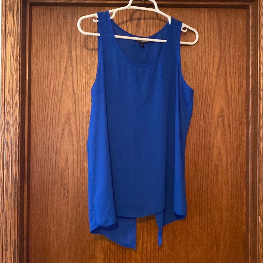 Express top with open V detail in back